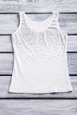 Casual beyaz kolsuz bluz.