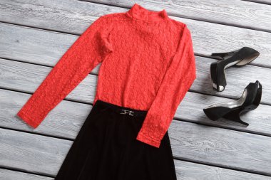 Siyah etek ve kırmızı top.