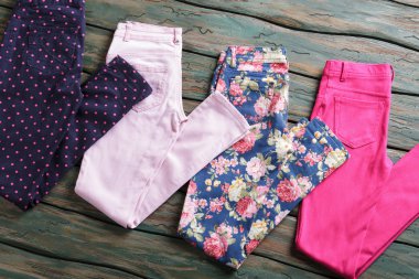 Çiçek baskı ile mavi pantolon.