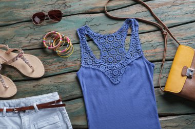 Mavi top ve güneş gözlüğü.