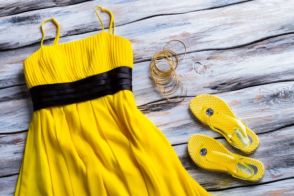 Vestido amarelo, calçado e pulseiras . — Fotografia de Stock