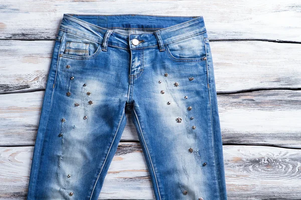 Lässige Jeans mit niedriger Taille. — Stockfoto