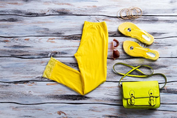 Yellow pants with lime purse. — Φωτογραφία Αρχείου