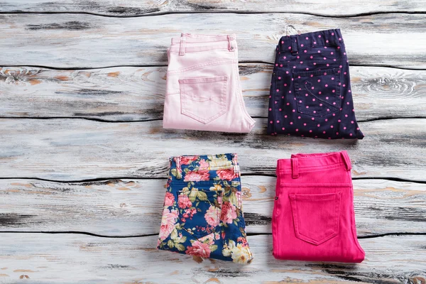 Różne kolorowe spodnie casual. — Zdjęcie stockowe