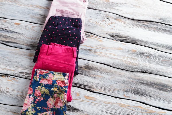 Pantalones plegados con patrón colorido . — Foto de Stock