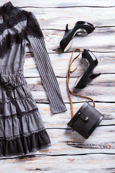 Vestido gris y bolso negro . — Foto de Stock