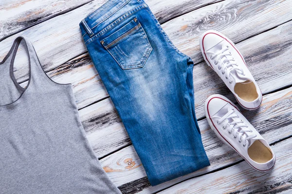 Jeans y camiseta gris . — Foto de Stock