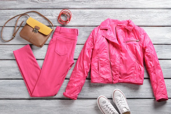 Růžová bunda a kalhoty. — Stock fotografie