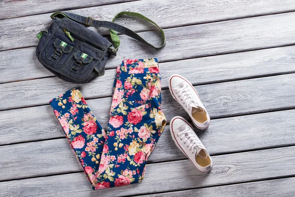 꽃 패턴 바지와 가방. — 스톡 사진