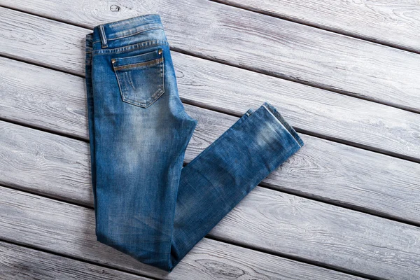 Calça jeans azul dobrada . — Fotografia de Stock