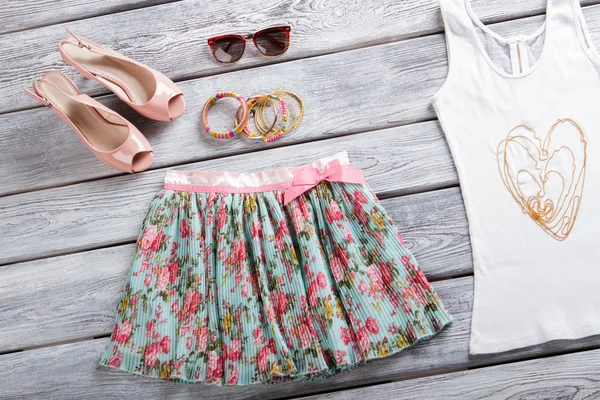 Blommig kjol och solglasögon. — Stockfoto