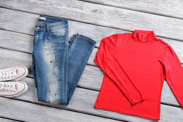 Haut rouge et jeans bleu . — Photo