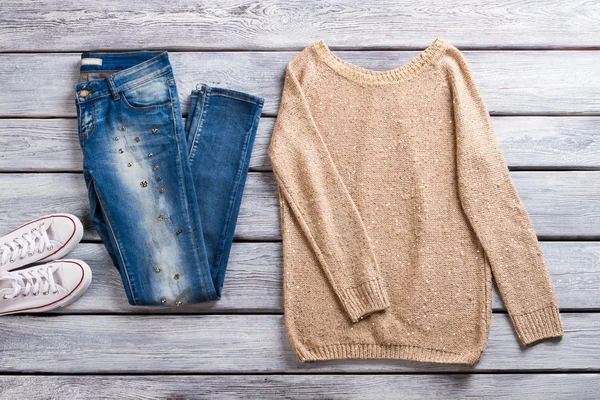 Jeans blu e pullover beige . — Foto Stock