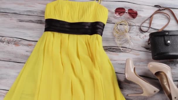 Žluté šaty, kabelka a boty.
