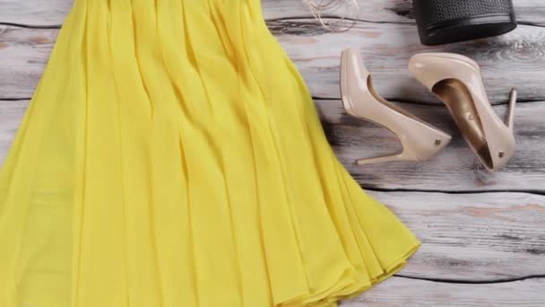 Κίτρινο φόρεμα και τακούνι παπούτσια. — Αρχείο Βίντεο