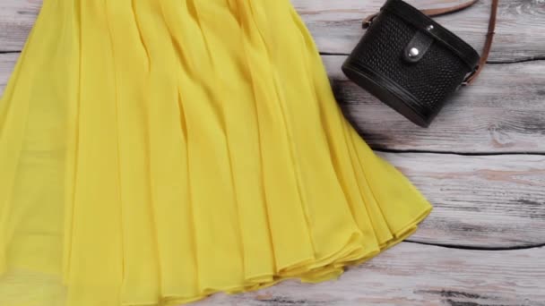Gele jurk en zonnebril. — Stockvideo