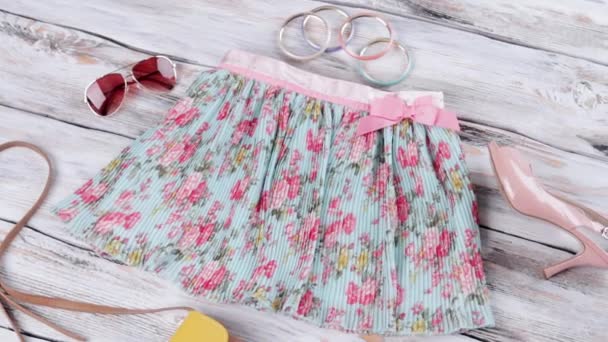 Floral rok en aviator zonnebril. — Stockvideo