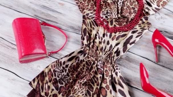 Leopard klänning och pärla halsband. — Stockvideo
