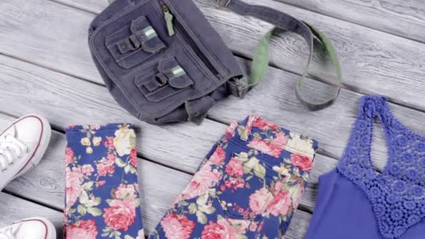 Floral broek en blauwe top. — Stockvideo