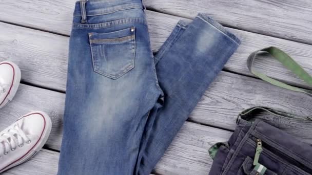 Jeans blu e borsa in denim . — Video Stock