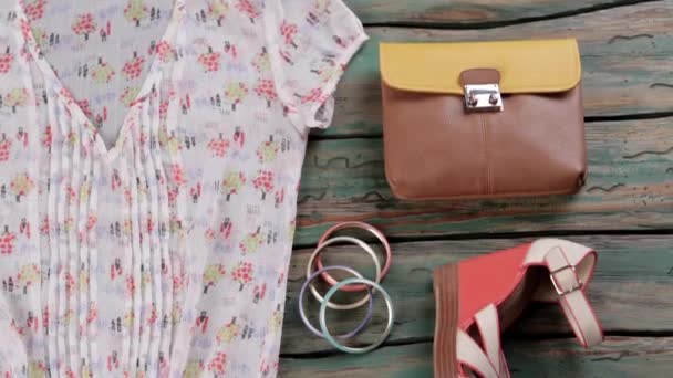 Zomer blouse en zonnebril. — Stockvideo