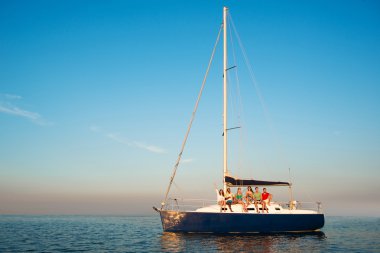 Gemide kadın ve erkek.