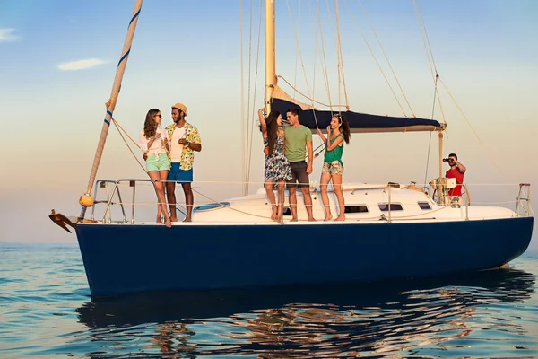 Jeunes debout sur le yacht . — Photo