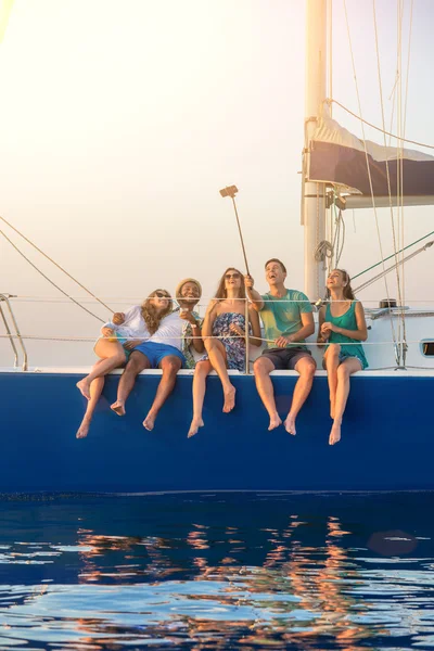 Les gens qui prennent des selfies sur le yacht . — Photo