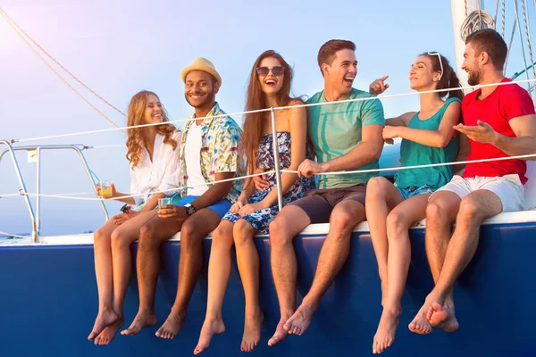 Gente sullo yacht che ride . — Foto Stock