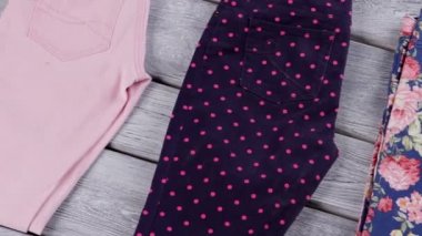 Pembe ve koyu lacivert pantalon.