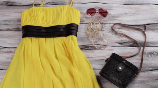 Vestido amarillo y bolso negro . — Vídeo de stock