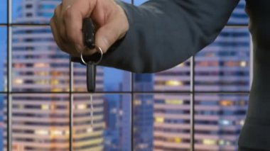 Erkek eller geçen araba anahtarı.