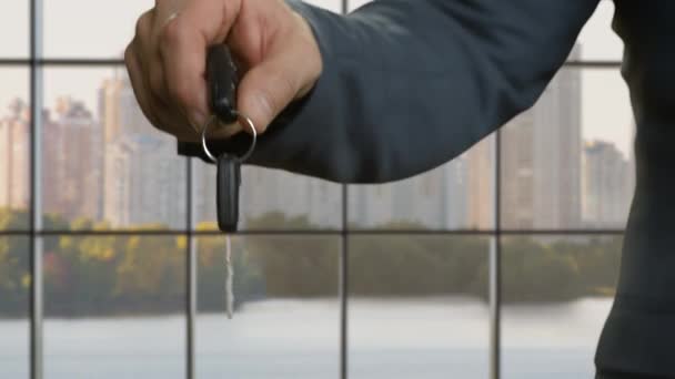 Pro businessmens ručičky klíč od auta. — Stock video