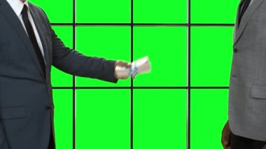 işadamı para reddediyor.