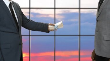 Takım elbiseli adam para reddediyor.