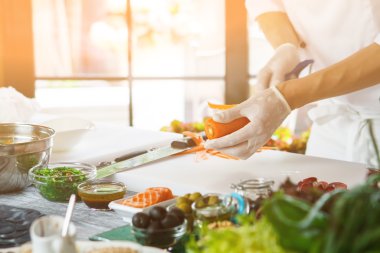 Bıçaklı eller havuç kesimi.