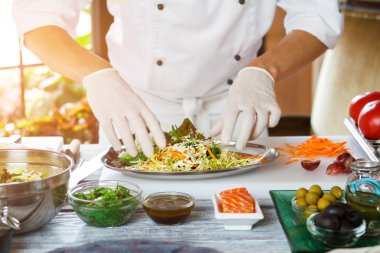 Adamın elleri salata hazırlamak.
