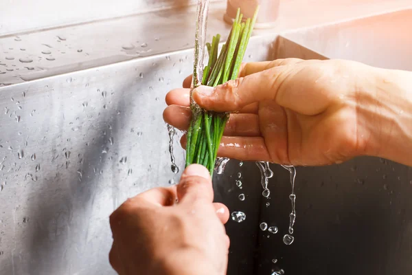 Muži mytí zelené cibule. — Stock fotografie