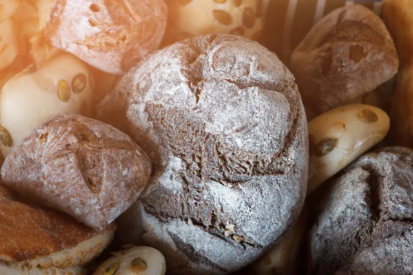 Pão castanho escuro e pães . — Fotografia de Stock