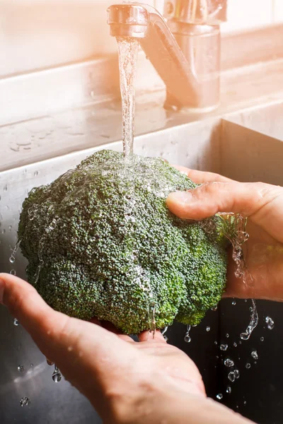 Mans cuci tangan brokoli . — Stok Foto
