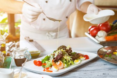 Eller kase ve kaşık tutun.