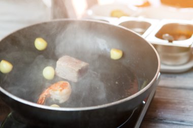 Patates ve karides tavada.