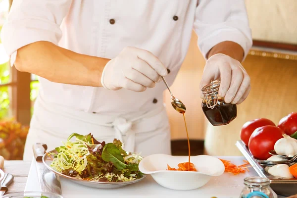 Manos sosteniendo frasco y cuchara . — Foto de Stock