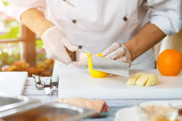 Hand med kniv peeling citron. — Stockfoto