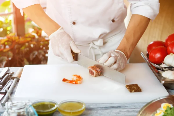 Hand med kniv styckning av kött. — Stockfoto