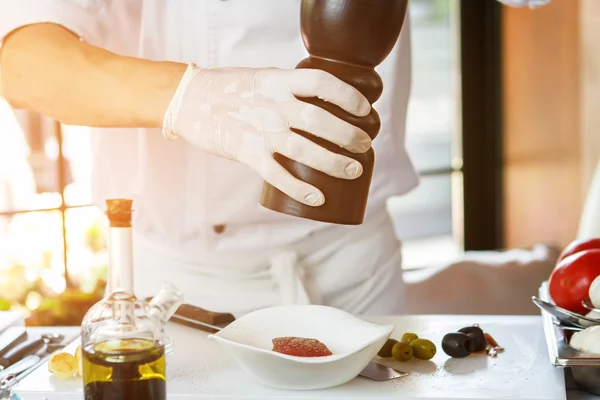 Mans mano sosteniendo dispensador de pimienta . — Foto de Stock