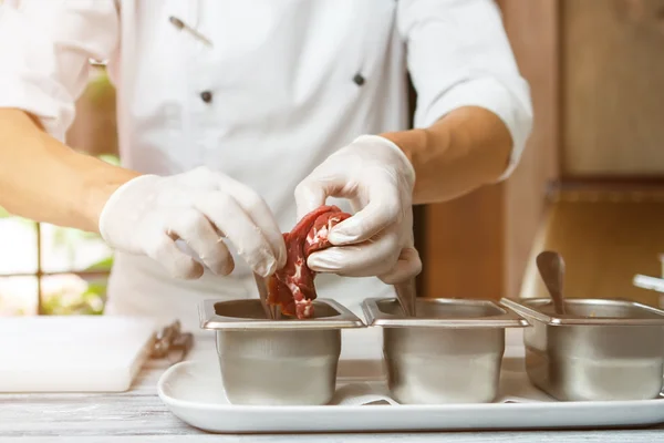 Manos de hombre sosteniendo carne . — Foto de Stock