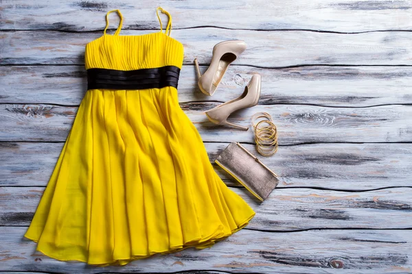 Vestido amarelo, bolsa e sapatos . — Fotografia de Stock