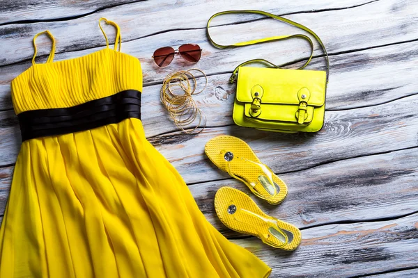 黄色的连衣裙和石灰手提包. — 图库照片