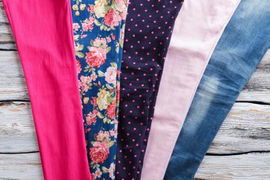 Koyu lacivert ve pembe kumaş.